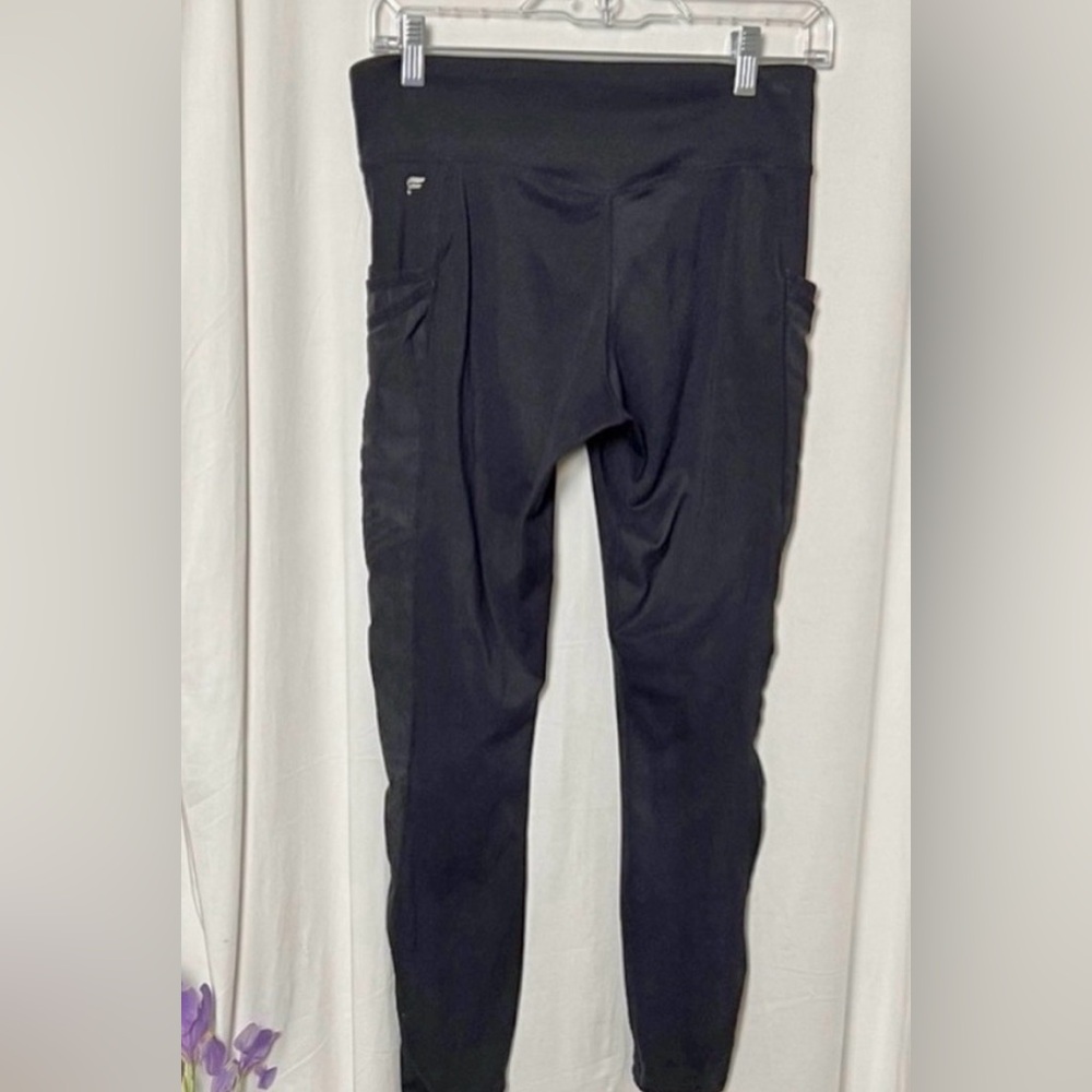 Fabletics Black High-Waisted 7/8 Pocket Leggings with Mesh Sides Size Medium - Picture 4 of 8